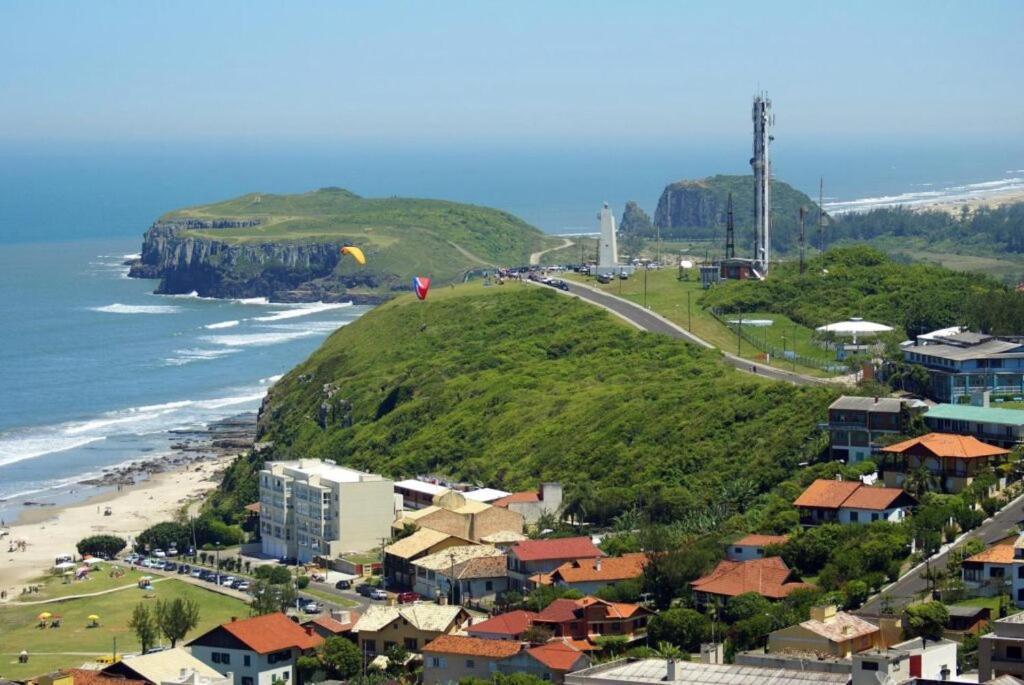 Kitnet S2 Em Torres-Rs - Na Mais Bela Praia Gaucha - Cozinha - Banheiro - Ar Condicionado - Tv Smart 32' - Wi-Fi - Estacionamento - Anfitria Superhost No Bnb Exterior foto